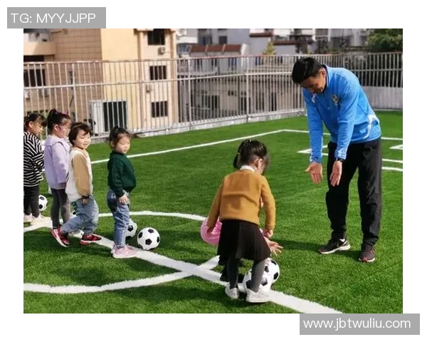 足球明星亲子时光在球场上带娃乐享足球魅力与家庭温情的完美结合